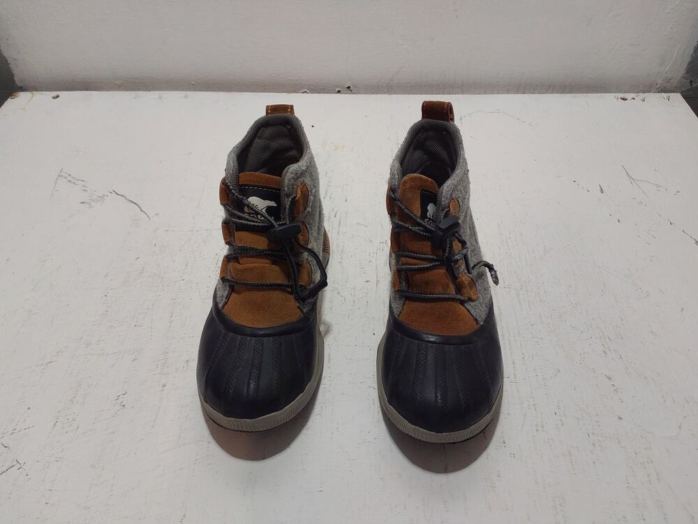 kids size 3 sorels out and about boots, one bootlace is freyed.
